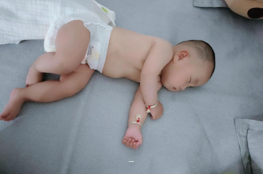 章丘宝宝胳膊上起红疙瘩